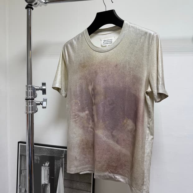 마르지엘라 메탈릭 글리터 인물 프린트 티셔츠