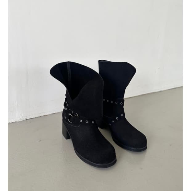 이너뮤트 스웨이드 버클 미들부츠