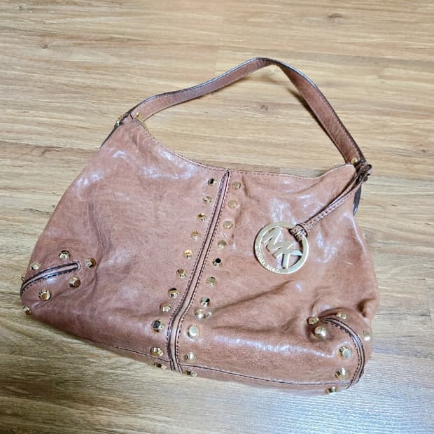 마이클코어스 레더 스터드 라지 사첼백 토트백 숄더백