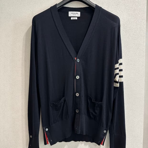 톰브라운 메리노울 브이넥 4바 가디건