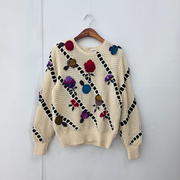 HAND KNIT 아이보리 울100% 플라워 아플리케 망사 니트