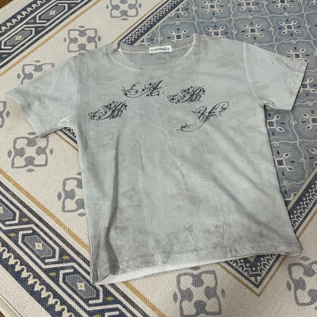 EESSAY 에세이 Baby Petal T-Shirt