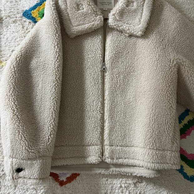 써스데이아일랜드 무스탕s