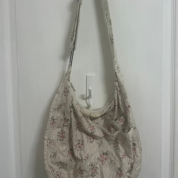 모리걸 플라워 패턴 크로스백