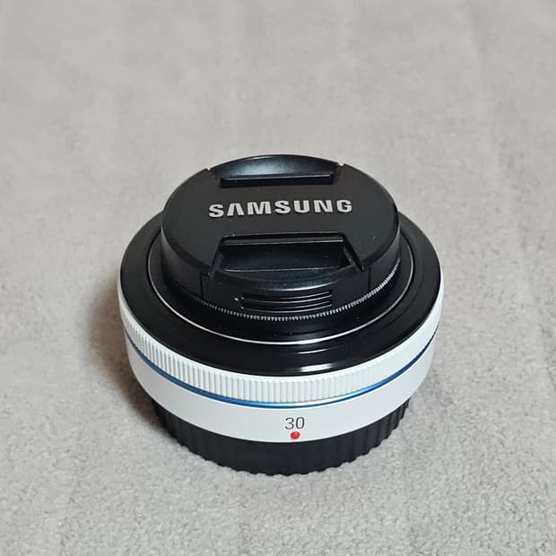 삼성 미러리스 카메라용 30mm 단렌즈