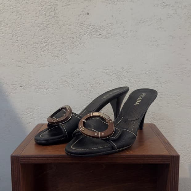 프라다 우드 버클 레더 뮬 힐 샌들