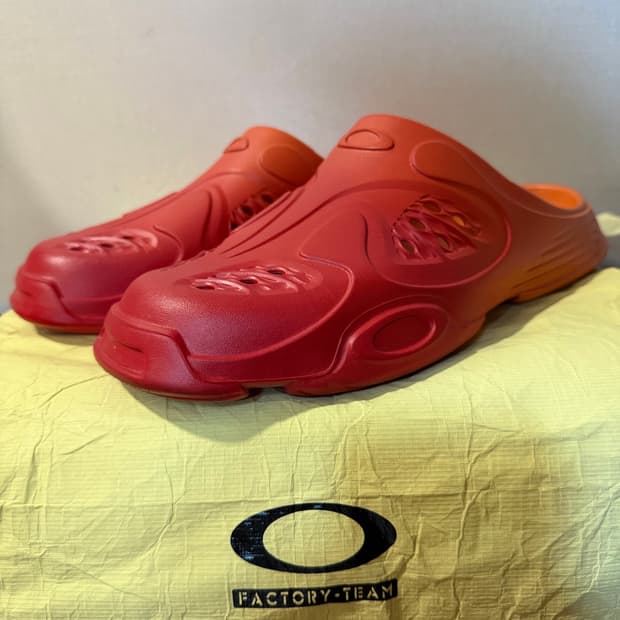 오클리 팩토리 팀 그라디언트 파구로 슬라이드 오로라 셀로시아