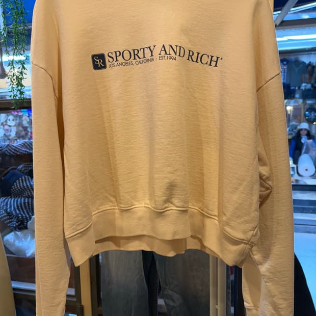 스포티앤리치 크롭 맨투맨 크림