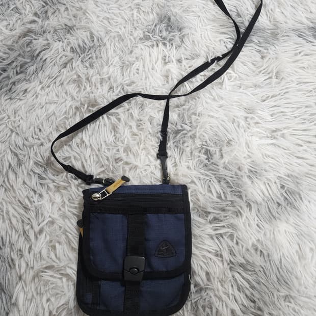 나이키 ACG 네이비 미니 크로스백