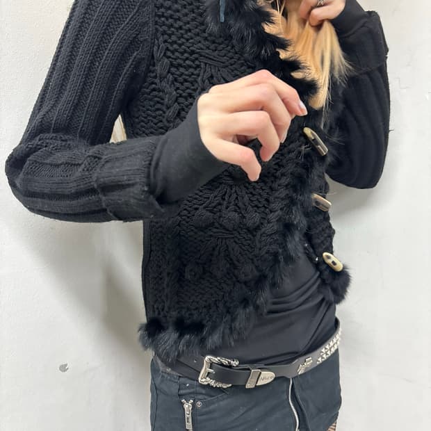 슬림핏 폼폼 꽈베기 니트 떡볶이 가디건