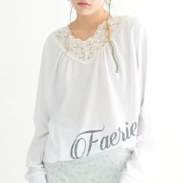 구해요) 샵페어리 레이스 브이넥 티셔츠 