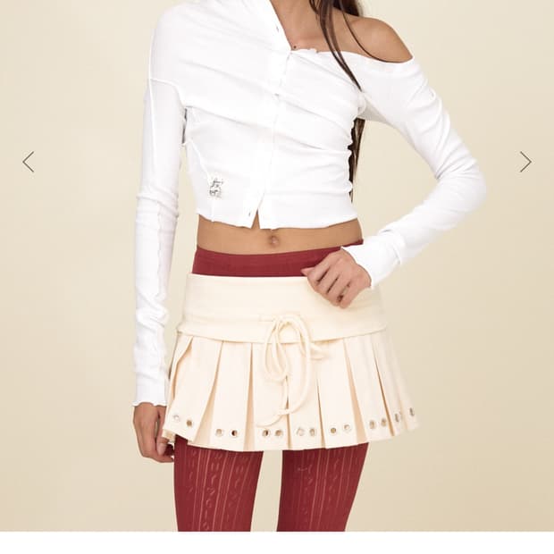 화이트 M 글로니 버튼 롱슬리브 드레이핑 원숄더탑