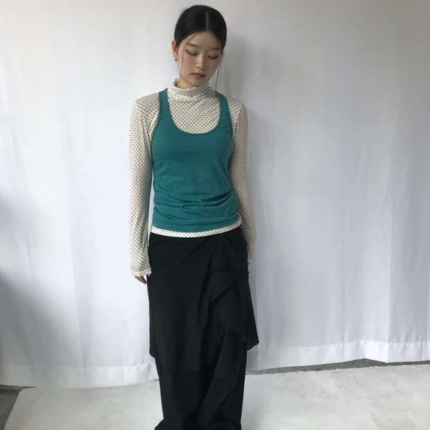 아이보리 도트 터틀넥 티