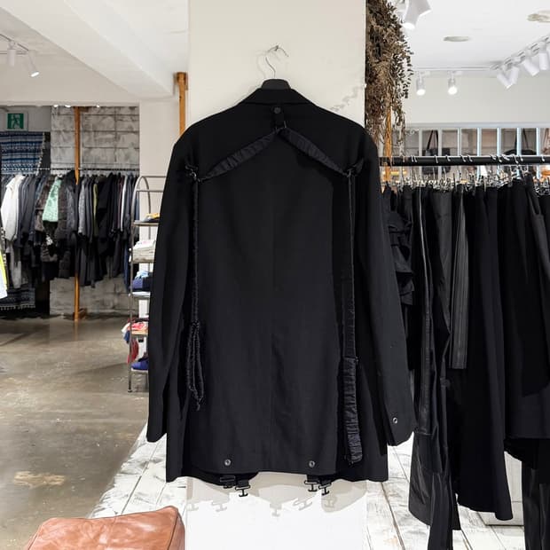 요지 야마모토 뿌르 옴므 블랙 울 개버딘 스트랩 디테일 패널 자켓