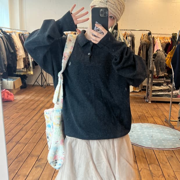 폴로 차콜 카라 니트