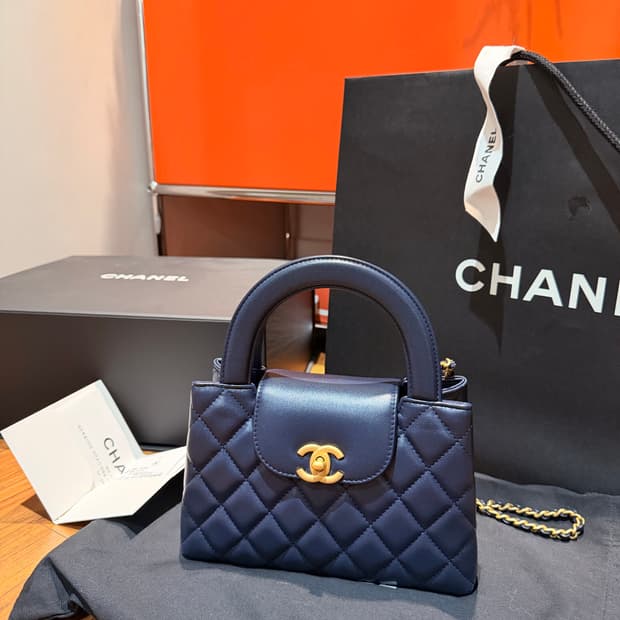 샤넬 캘리백 네이비 팝니다.