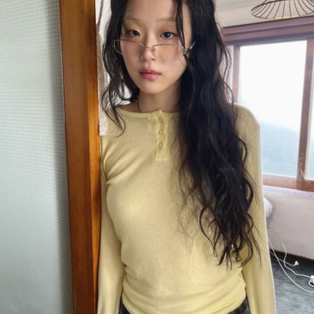 김아홉 에센셜 시어버튼 티 헨리넥 롱슬리브