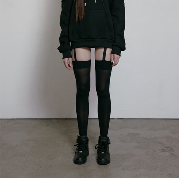 보헤미안서울 컷아웃 오프숄더 후드 후디 블랙