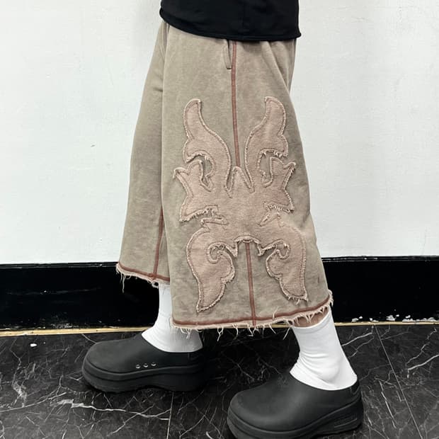 무라아에르 페더 아플리케 버뮤다 스웻 팬츠