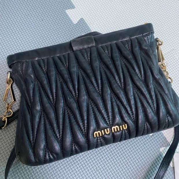 미우미우 마테라쎄 블랙 숄더백