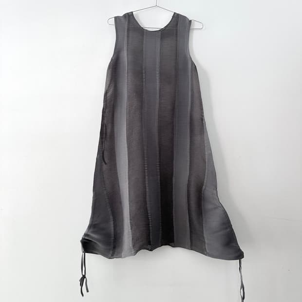 Horizontal panel strap pleats ops & top 