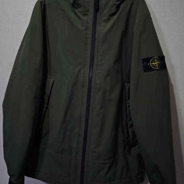 정품 20FW 스톤아일랜드 소프트쉘 카키 와펜 후드 자켓 100 / L