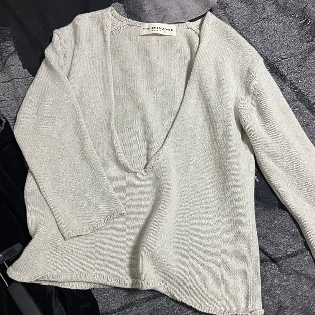 The Shinzone v넥 니트