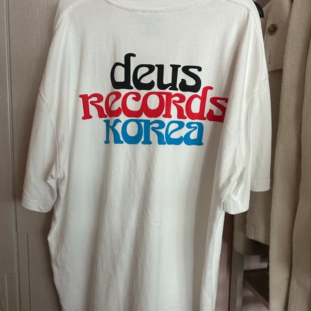 데우스 반팔티 s사이즈 