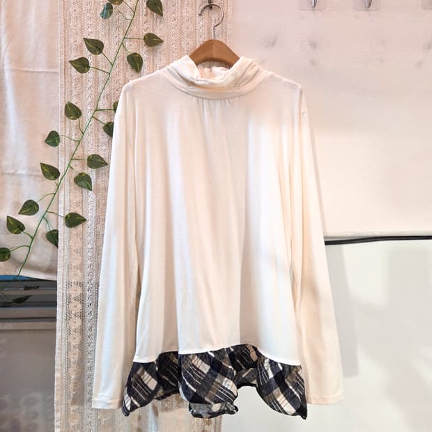 밑단 체크 배색 목폴라 슬리브