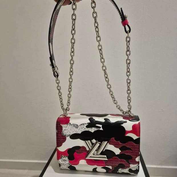 (새상품 한정판) 루이비통 트위스트 MM 카모 리미티드에디션 팝니다