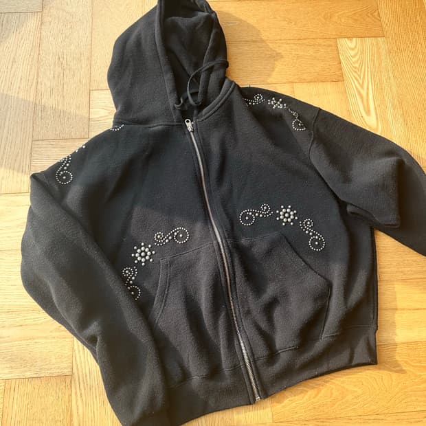 폴리수엠  오너먼트 스터디드 후드집업