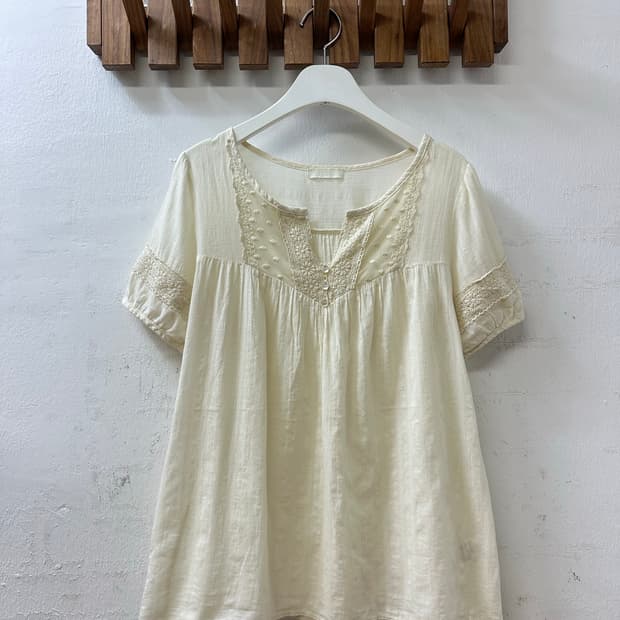 일본빈티지 코튼100% 레이스 요크 도트 디테일 클리어 버튼 블라우스