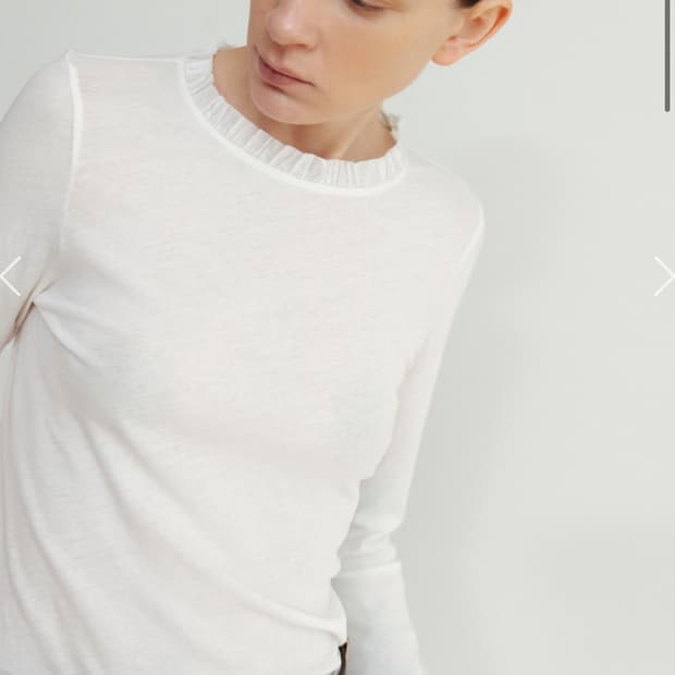 모노하 러플넥 티셔츠