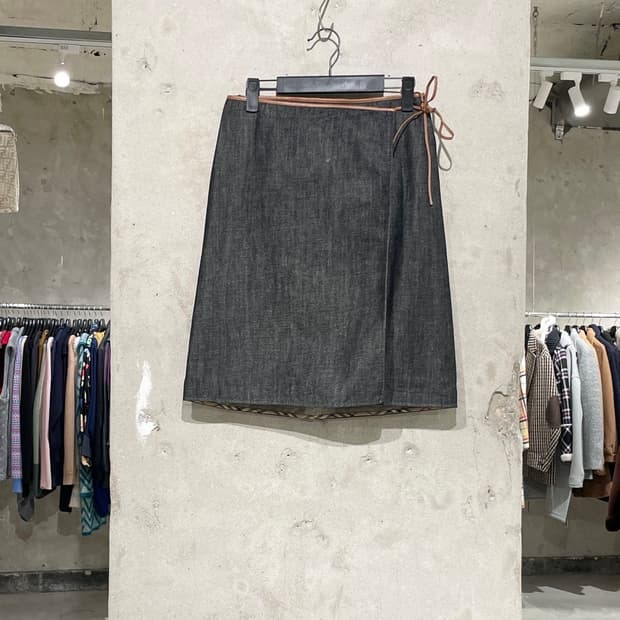 버버리 블루라벨 흑청 랩핑 스트링 데님 미디스커트