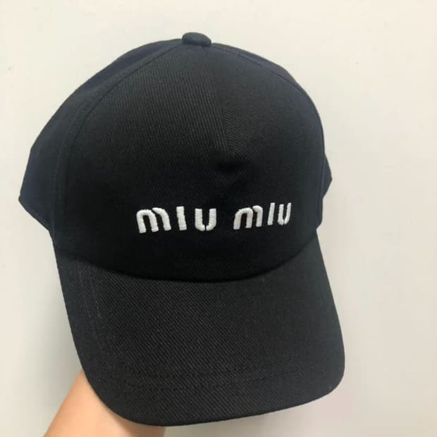 미우미우 자수 로고 볼캡 남녀공용 블랙