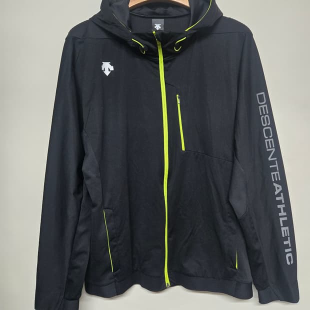 데상트 블랙/라임색 후드집업110