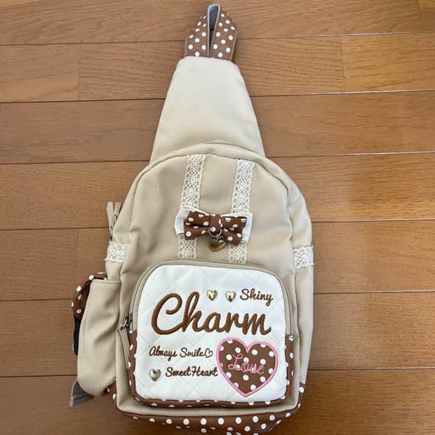 구해요) charm 가방 바디백 라떼갸루 리즈리사 모리걸