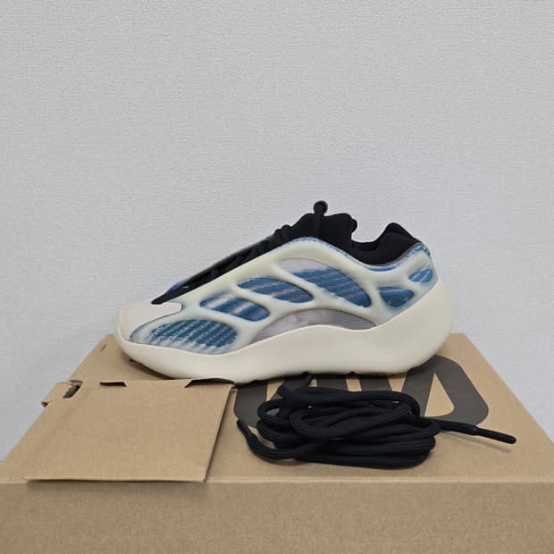 이지 700 V3 카이아나이트 220사이즈 판매