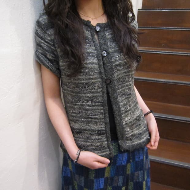 빈티지 라운드넥 반팔 가디건 멀티 스트라이프 패턴 디테일 차콜 그레이