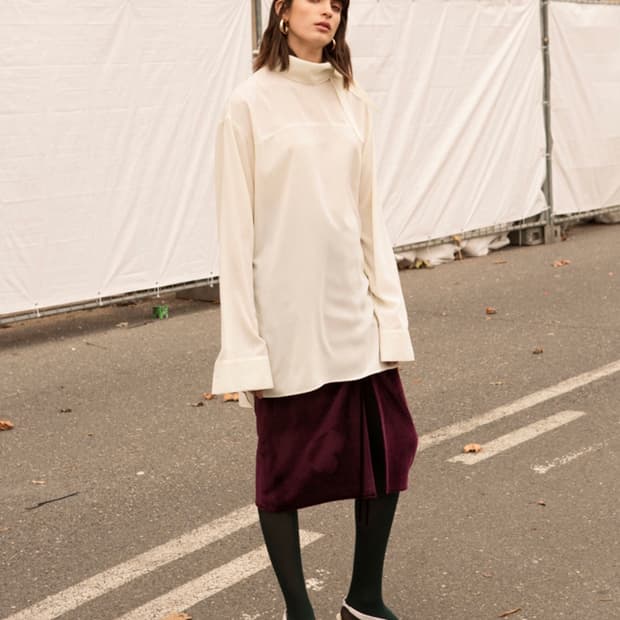 앤더슨벨 HIGH NECK LONG BLOUSE 스카프 단추 오프숄더