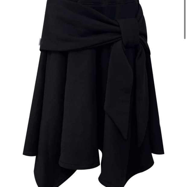체메씨 보우 언발란스 스커트 블랙