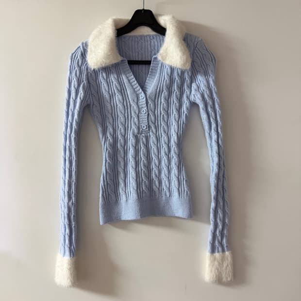 새상품 여자 퍼 꽈배기 브이넥 니트