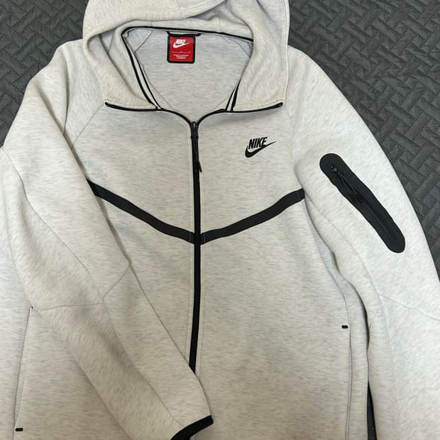 나이키 테크팩 화이트