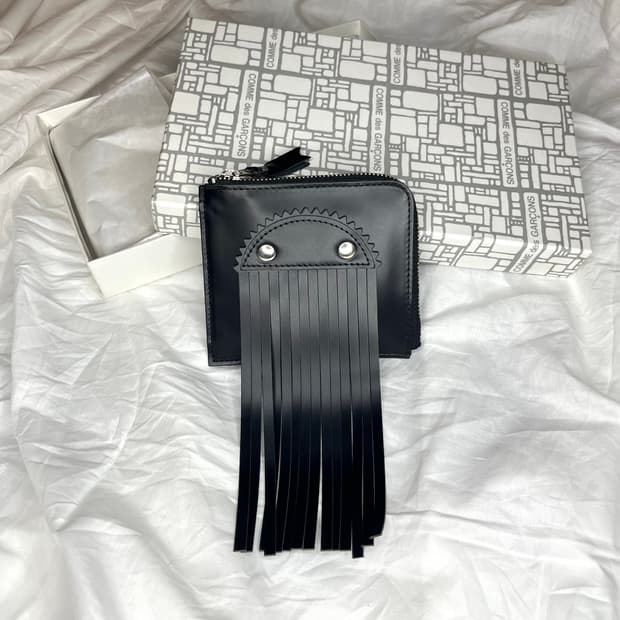 꼼데 데 가르송 블랙 프린지 레더 지퍼 카드 홀더
