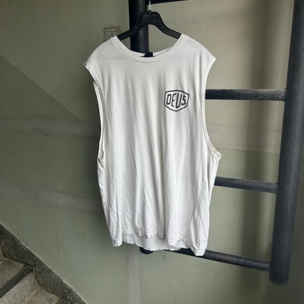 DEUS EX MACHINA 서울 실드 로고 나시티