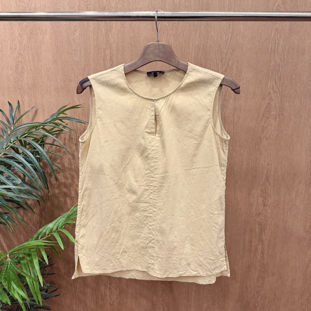 띠어리 린넨 라운드넥 슬리브리스 블라우스 사이드 슬릿 디테일 베이지