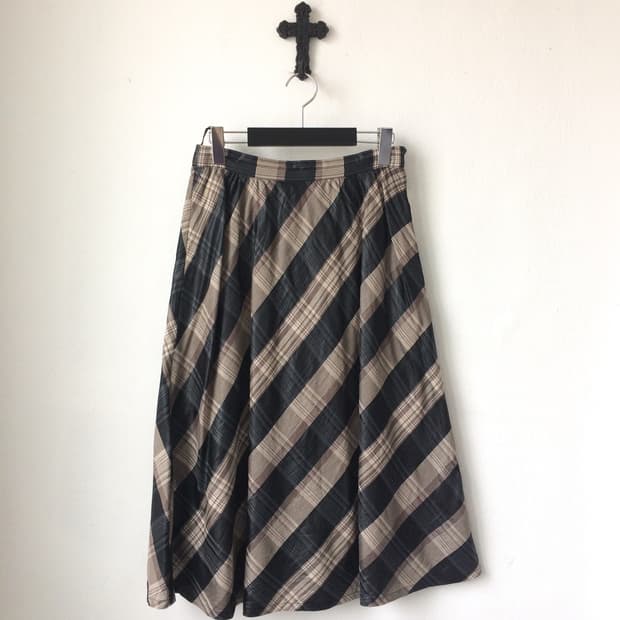 Check pattern skirt