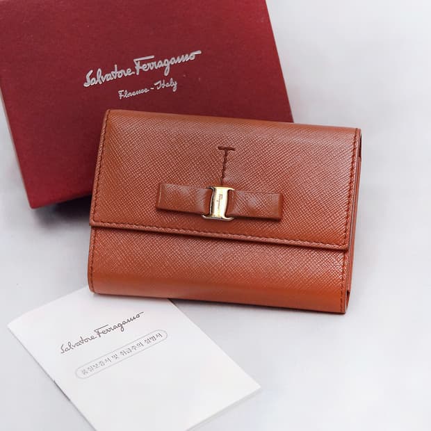 페라가모 금장 바라리본 사피아노 레더 아코디언 컴팩트 지갑