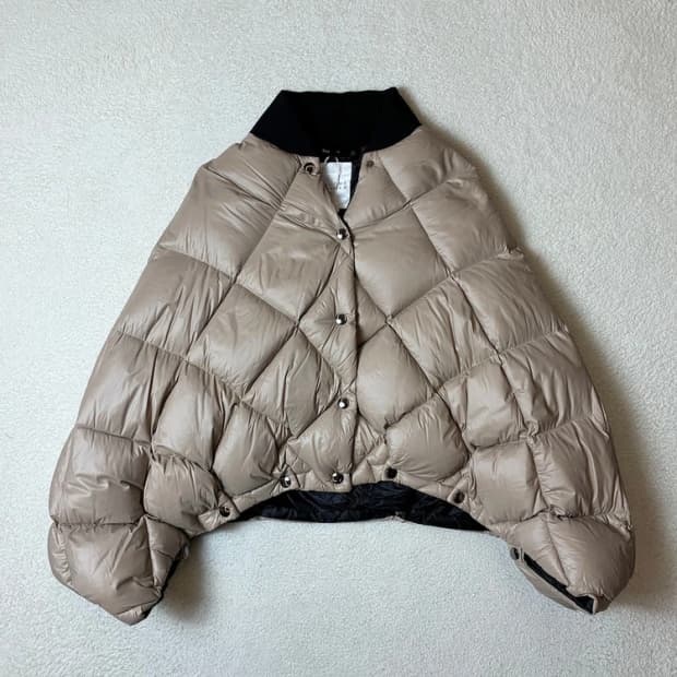 시스템 22FW 구스다운 더글루 패딩 케이프 PN6650