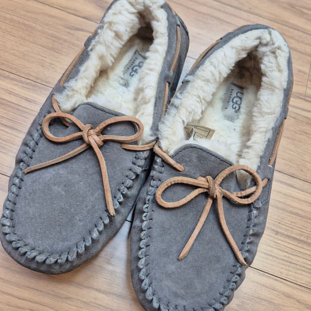 UGG 어그 여성 모카신 240mm 회색 제품입니다. 실내에서 착용하기 